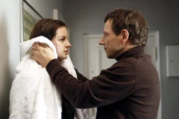Schon bald kann sich Maria (Yvonne Catterfeld, l.) nicht mehr nur dem raubeinigen Charme ihres ehemaligen Geliebten und Ex-Ausbilder Edgar Feindt (Richy M&uuml;ller, r.), sondern auch dessen Gerechtigkeitsverst&auml;ndnis entziehen ...