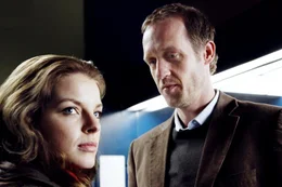 Niemand soll wissen, dass Chris (Stephan Kampwirth, r.) und Maria (Yvonne Catterfeld, l.) ein Paar sind. Doch nun m&ouml;chte Chris gerne mit seiner Kollegin eine gemeinsame Wohnung beziehen ...
