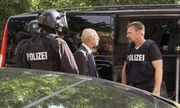 Inzwischen ist der Filialleiter der Bank (Mitte) von einem Außentermin zurückgekehrt und wird von den SEK-Beamten befragt. Er gibt ihnen viele Informationen über die Räumlichkeiten, Zahl der Mitarbeiter, mögliche Kundenzahl um diese Uhrzeit, Tresor und Schließfächer. Inzwischen ist der Filialleiter der Bank (Mitte) von einem Außentermin zurückgekehrt und wird von den SEK-Beamten befragt. Er gibt ihnen viele Informationen über die Räumlichkeiten, Zahl der Mitarbeiter, mögliche Kundenzahl um diese Uhrzeit, Tresor und Schließfächer.