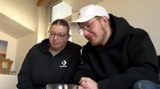 Jonas spricht unterdessen mit Leann über seine Fernbeziehung, das Leben als junger Vater und seinen Herzenswunsch, seiner Tochter später ein gutes Vorbild zu sein. Jonas spricht unterdessen mit Leann über seine Fernbeziehung, das Leben als junger Vater und seinen Herzenswunsch, seiner Tochter später ein gutes Vorbild zu sein.