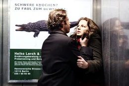 Weil die Polizistin Maria Teiss (Yvonne Catterfeld, r.) die unsauberen Machenschaften ihres Kollegen Kohler (Oliver Korittke, l.) ihrem Chef meldet, wird sie nicht nur als Nestbeschmutzerin beschimpft, sondern auch von Kohler massiv bedroht ...