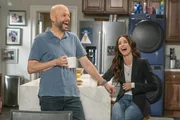 Jim Kearney (Jon Cryer, l.); Julia Mariano (Abigail Spencer, r.)
