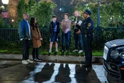 (v.l.n.r.) Trey Taylor (Donald Faison); Julia Mariano (Abigail Spencer); Jimmy jr. (Finn Sweeney); Grace (Sofia Capanna); Jim Kearney (Jon Cryer); Officer Franks (Rico E. Anderson)