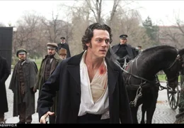 Detective Emmett Fields (Luke Evans) wurde von dem fl&uuml;chtigen Killer angeschossen.