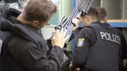 Eine Bankfiliale in Frankfurt ist überfallen worden. Kurze Zeit später macht sich ein SEK-Team fertig, um die Lage vor Ort zu überprüfen. Eine Bankfiliale in Frankfurt ist überfallen worden. Kurze Zeit später macht sich ein SEK-Team fertig, um die Lage vor Ort zu überprüfen.