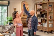 Julia Mariano (Abigail Spencer, l.); Jim Kearney (Jon Cryer, r.)