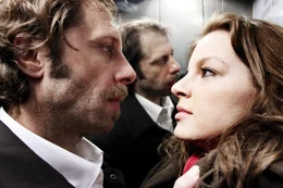 Als der korrupte Polizist Kohler (Oliver Korittke, l.) von Maria (Yvonne Catterfeld, r.) angezeigt wird, bedroht er sie massiv. Allerdings ahnt er nicht, dass diese einen Besch&uuml;tzer hat, der das Recht gerne in seine eigenen H&auml;nde nimmt ...
