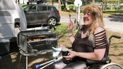 Obwohl die 56-jährige Martina sich nach einer Operation nur erschwert fortbewegen kann, hat sie riesige Freude am Campen. Obwohl die 56-jährige Martina sich nach einer Operation nur erschwert fortbewegen kann, hat sie riesige Freude am Campen.
