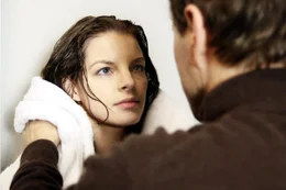 Obwohl sich Maria (Yvonne Catterfeld, l.) dagegen wehrt, kann sie sich dem raubeinigen Charme ihres ehemaligen Geliebten und Ex-Ausbilder Edgar Feindt (Richy M&uuml;ller, r.) nicht entziehen ...