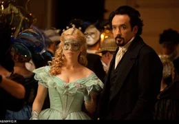 Auf dem Maskenball werden Emily Hamilton (Alice Eve) und Edgar Allan Poe (John Cusack) Zeuge eines seltsamen Vorfalls.