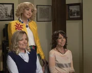 (v.l.n.r.) Virginia Kremp (Jennifer Irwin); Beverly Goldberg (Wendi McLendon-Covey); Linda Schwartz (Mindy Sterling) (v.l.n.r.) Virginia Kremp (Jennifer Irwin); Beverly Goldberg (Wendi McLendon-Covey); Linda Schwartz (Mindy Sterling)