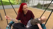 Mandy (37) ist alleinerziehende Mutter von fünf Kindern. Dann der Schock: Mandy ist wieder schwanger. Kind Nummer sechs ist ungeplant auf dem Weg. Mandy (37) ist alleinerziehende Mutter von fünf Kindern. Dann der Schock: Mandy ist wieder schwanger. Kind Nummer sechs ist ungeplant auf dem Weg.
