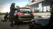 Der entführte Bus ist vom Einsatzkommando umstellt. Der entführte Bus ist vom Einsatzkommando umstellt.