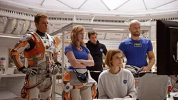 v.li.n.re.: Mark Watney (Matt Damon), Melissa Lewis (Jessica Chastain), Chris Beck (Sebastian Stan), Beth Johanssen (Kate Mara) und Alex Vogel (Aksel Hennie); v.li.n.re.: Mark Watney (Matt Damon), Melissa Lewis (Jessica Chastain), Chris Beck (Sebastian Stan), Beth Johanssen (Kate Mara) und Alex Vogel (Aksel Hennie)