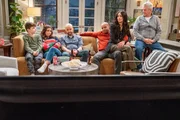 (v.l.n.r.) Jimmy jr. (Finn Sweeney); Grace (Sofia Capanna); Jim Kearney (Jon Cryer); Trey Taylor (Donald Faison); Julia Mariano (Abigail Spencer); Bobby Kearney (Lenny Clarke)