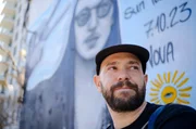 Straßenfotograf Shahar Dekel wurde schon dreimal zum Kriegsdienst eingezogen. Die Kamera nahm er mit. Straßenfotograf Shahar Dekel wurde schon dreimal zum Kriegsdienst eingezogen. Die Kamera nahm er mit.