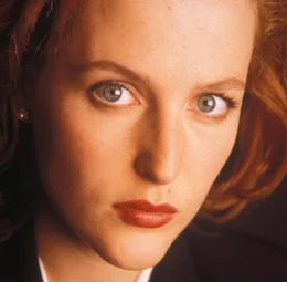 (3. Staffel) - FBI-Agentin Dana Scully (Gillian Anderson) ger&auml;t mehr und mehr in den Sog von Vorg&auml;ngen, die auf nat&uuml;rliche Weise nicht zu erkl&auml;ren sind ...