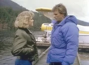 Karen (Moira Walley, l.) freut sich sehr, dass MacGyver (Richard Dean Anderson, r.) sie besucht. Karen (Moira Walley, l.) freut sich sehr, dass MacGyver (Richard Dean Anderson, r.) sie besucht.