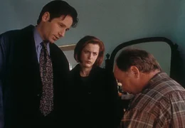 Mulder (David Duchovny, l.) und Scully (Gillian Anderson, M.) verh&ouml;ren den geisteskranken Harold Spuller (Steven M. Porter, r.), der in einer Reihe von mysteri&ouml;sen Mordf&auml;llen als Hauptverd&auml;chtiger gilt.