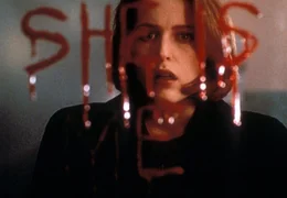 Als Scully (Gillian Anderson) die Worte im Spiegel liest, ist sie entsetzt ...