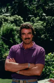 Kaum hat Higgins Schachturnier mit Präsident Manuel Ibenez begonnen, da gibt sich auch schon ein gewisser Don Luis Mangueo als Higgins' Halbbruder aus. Magnum (Tom Selleck) glaubt, dass Don Luis einen Anschlag auf Präsident Ibenez plant ... Kaum hat Higgins Schachturnier mit Präsident Manuel Ibenez begonnen, da gibt sich auch schon ein gewisser Don Luis Mangueo als Higgins' Halbbruder aus. Magnum (Tom Selleck) glaubt, dass Don Luis einen Anschlag auf Präsident Ibenez plant ...