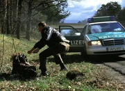 Victor (Attila Borlan, lieg.) wird auf der Autobahn von der Polizei (Komparse) gestellt.