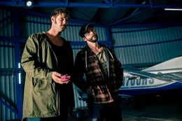v.li.: Flo (Paul Pizzera), Eddi (Otto Jaus).