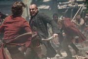 Nimmt zusammen mit John Silver den Kampf gegen die Engländer auf: Captain Flint (Toby Stephens) ... Nimmt zusammen mit John Silver den Kampf gegen die Engländer auf: Captain Flint (Toby Stephens) ...