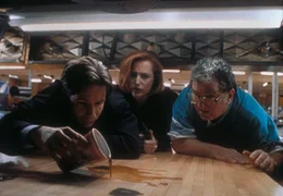 Mulder (David Duchovny, l.) und Scully (Gillian Anderson, M.) k&ouml;nnen im  Bohnerwachs der Bowlingbahn die Worte "Sie ist ich" entziffern - genau an der Stelle, an der Angelo Pintero (Alex Bruhanski, r.) die Leiche einer Frau gefunden hatte.