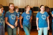 Zwei Jugendchöre, die "Vokalhelden" aus Berlin und der "Ndlovu Youth Choir" aus Johannesburg, treffen für einen gemeinsamen Auftritt aufeinander. Mittendrin die 14-Jährige Clara, für die Singen eine wichtige Rolle in ihrem Leben spielt. Sie freut sich auf die gemeinsame Zeit und den Auftritt mit dem Chor aus Johannesburg. Werden die beiden Chöre miteinander harmonieren? Clara mit den Vokalhelden beim Workshop. Zwei Jugendchöre, die "Vokalhelden" aus Berlin und der "Ndlovu Youth Choir" aus Johannesburg, treffen für einen gemeinsamen Auftritt aufeinander. Mittendrin die 14-Jährige Clara, für die Singen eine wichtige Rolle in ihrem Leben spielt. Sie freut sich auf die gemeinsame Zeit und den Auftritt mit dem Chor aus Johannesburg. Werden die beiden Chöre miteinander harmonieren? Clara mit den Vokalhelden beim Workshop.