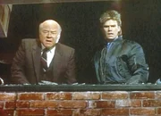 MacGyver (Richard Dean Anderson, r.) und Pete (Dana Elcar, l.) haben einen Gangster überwältigt. MacGyver (Richard Dean Anderson, r.) und Pete (Dana Elcar, l.) haben einen Gangster überwältigt.