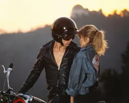 Stephanie Zinone (Michelle Pfeiffer) hat eine Schw&auml;che f&uuml;r den unbekannten Motorradfahrer. Sie ahnt nicht, dass sich hinter dem mysteri&ouml;sen Mann ihr Mitsch&uuml;ler Michael Carrington (Maxwell Caulfield) verbirgt.