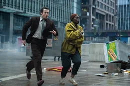 Eric (Joseph Quinn, l.) und Samira (Lupita Nyong'o, r.) fliehen zum Hafen, wo aufgrund der Wasserscheue der Aliens Evakuierungen auf Boote stattfinden.