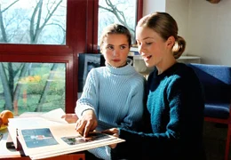 Lilly (Cornelia Gr&ouml;schel,r.) und Meggi (Frauke Sch&ouml;nhals,l.) im Gespr&auml;ch &uuml;ber die Geschichte ihrer Eltern.