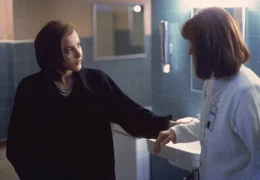 Dana Scully (Gillian Anderson, l.); Schwester Innes (Nancy Fish, r.)