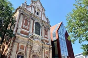 Der Architekt Andrea Bruno hat einer mittelalterlichen Backsteinkapelle in Brüssel einen modernen Zwilling mit Cortenstahl-Fassade geschenkt – das ungleiche Paar wird Les Brigittines genannt. Der Architekt Andrea Bruno hat einer mittelalterlichen Backsteinkapelle in Brüssel einen modernen Zwilling mit Cortenstahl-Fassade geschenkt – das ungleiche Paar wird Les Brigittines genannt.