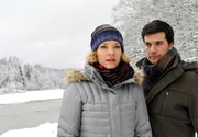 Natascha (Melanie Wiegmann, l.) vertraut Konstantin (Moritz Tittel, r.) an, dass sie Angst hat, bald nicht mehr gefragt zu sein. Natascha (Melanie Wiegmann, l.) vertraut Konstantin (Moritz Tittel, r.) an, dass sie Angst hat, bald nicht mehr gefragt zu sein.
