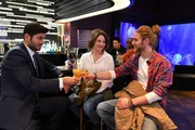 Nach der Pressekonferenz haben (v.l.n.r.) Tarek (Varol Sahin), Jenni (Anna Mennicken) und Henning (Martin Augustin Schneider) allen Grund zum Feiern ... Nach der Pressekonferenz haben (v.l.n.r.) Tarek (Varol Sahin), Jenni (Anna Mennicken) und Henning (Martin Augustin Schneider) allen Grund zum Feiern ...