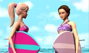 Merliah und ihre Erzrivalin Kylie (re.) kämpfen um die Surfweltmeisterschaft. Merliah und ihre Erzrivalin Kylie (re.) kämpfen um die Surfweltmeisterschaft.