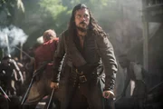 Captain Berringer lässt die verurteilten Piraten am Galgen hinrichten, um Flint und John Silver (Luke Arnold) so anzulocken und in einem offenen Gefecht besiegen zu können ... Captain Berringer lässt die verurteilten Piraten am Galgen hinrichten, um Flint und John Silver (Luke Arnold) so anzulocken und in einem offenen Gefecht besiegen zu können ...