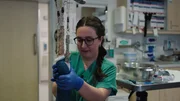 Ungewöhnliche Methode: Eine Pflegefachkraft richtet mit einer speziellen Zugvorrichtung den gebrochenen Arm einer Patientin ein. Ungewöhnliche Methode: Eine Pflegefachkraft richtet mit einer speziellen Zugvorrichtung den gebrochenen Arm einer Patientin ein.
