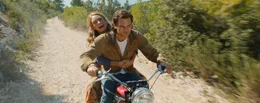Donna (Lily James, l.); Sam (Jeremy Irvine, r.)