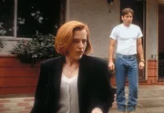 Mulder (David Duchovny, r.) wird verdächtigt, ein Ehepaar umgebracht zu haben, doch Scully (Gillian Anderson, l.) ist von seiner Unschuld überzeugt und versucht, entlastende Beweise zu finden. Mulder (David Duchovny, r.) wird verdächtigt, ein Ehepaar umgebracht zu haben, doch Scully (Gillian Anderson, l.) ist von seiner Unschuld überzeugt und versucht, entlastende Beweise zu finden.
