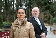 Doris (Simone Ritscher, l.) nützt Alfons (Sepp Schauer, r.)s Fehler beim Überweisen der Kreditrate schamlos aus. Doris (Simone Ritscher, l.) nützt Alfons (Sepp Schauer, r.)s Fehler beim Überweisen der Kreditrate schamlos aus.