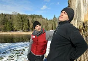 Xaver (Jan van Weyde, r.) gibt vor Nils (Florian Stadler, l.) zu, dass er Kira immer noch liebt Xaver (Jan van Weyde, r.) gibt vor Nils (Florian Stadler, l.) zu, dass er Kira immer noch liebt