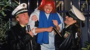 Die beiden netten Polizisten (l. Marcus Alexander Becker, r. Sibylle Schedwill) befreien Rita (Gaby Köster) aus ihrer misslichen Lage... Die beiden netten Polizisten (l. Marcus Alexander Becker, r. Sibylle Schedwill) befreien Rita (Gaby Köster) aus ihrer misslichen Lage...