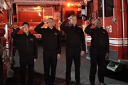 (v.l.n.r.) Howie "Chimney" Han (Kenneth Choi); Eddie Diaz (Ryan Guzman); Bobby Nash (Peter Krause); Henrietta "Hen" Wilson (Aisha Hinds) (v.l.n.r.) Howie "Chimney" Han (Kenneth Choi); Eddie Diaz (Ryan Guzman); Bobby Nash (Peter Krause); Henrietta "Hen" Wilson (Aisha Hinds)