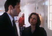 Mulder (David Duchovny, l.) und Scully (Gillian Anderson, r.) sollen in einer Nervenheilanstalt einen Verdächtigen verhören, dem mehrere Morde angelastet werden. Mulder (David Duchovny, l.) und Scully (Gillian Anderson, r.) sollen in einer Nervenheilanstalt einen Verdächtigen verhören, dem mehrere Morde angelastet werden.