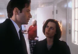 Mulder (David Duchovny, l.) und Scully (Gillian Anderson, r.) sollen in einer Nervenheilanstalt einen Verd&auml;chtigen verh&ouml;ren, dem mehrere Morde angelastet werden.