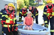 Moderatorin Sabine Heinrich (Mitte) reist über möglichst viele Gewässer durch den Westen und erfährt in Schalksmühle, wie wichtig die Arbeit der Wasserretter von der Freiwilligen Feuerwehr Schalksmühle ist. Moderatorin Sabine Heinrich (Mitte) reist über möglichst viele Gewässer durch den Westen und erfährt in Schalksmühle, wie wichtig die Arbeit der Wasserretter von der Freiwilligen Feuerwehr Schalksmühle ist.